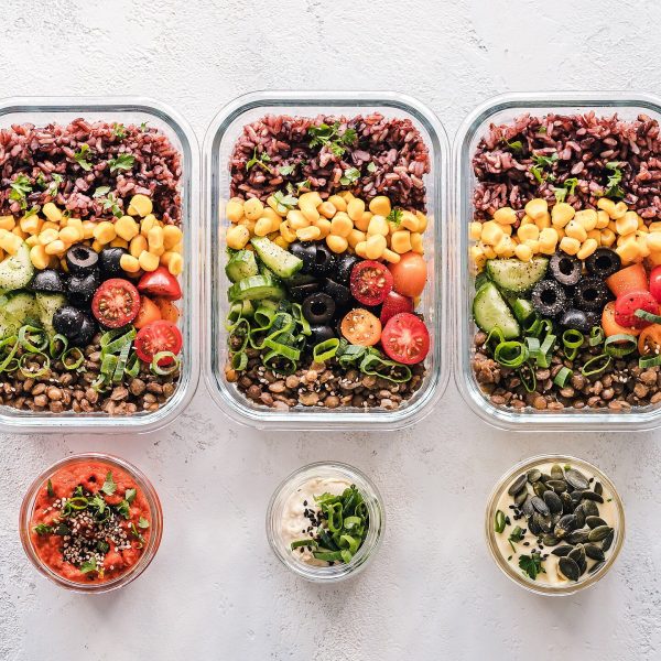 ثلاث علب طعام زجاجية فيها وجبات أرز وخضار