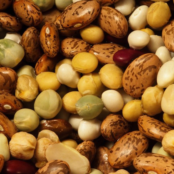 خليط من الفاصوليا والحمص والبازلاء المجففة