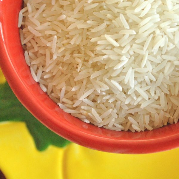 أرز بسمتي أبيض طويل الحبة في وعاء برتقالي